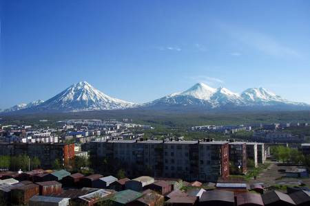 Вид на Корякский, Авачинский и Козельский вулканы из города.