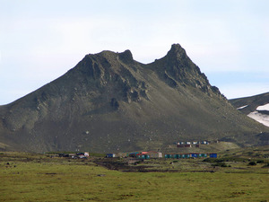 Турбаза "Три вулкана". Турбаза на фоне горы Верблюд на Авачинском вулкане