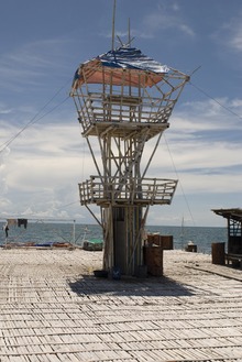 Промысловая платформа на мелководье в районе острова Нук-Нукан.