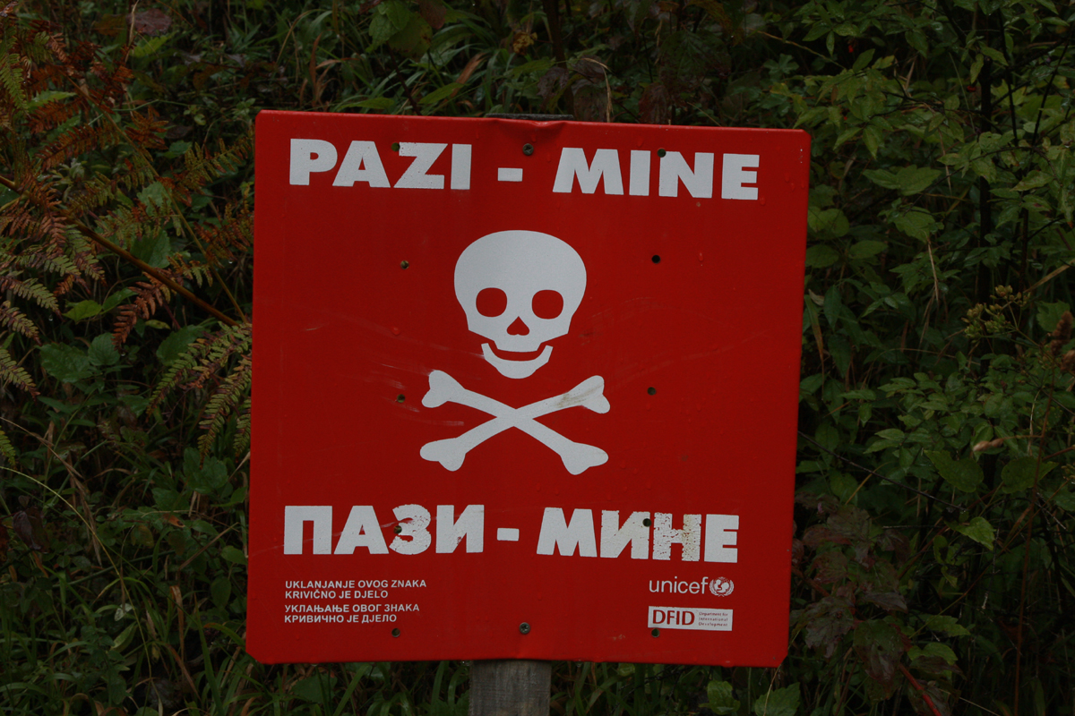 Знак "осторожно - мины", встречаются вокруг Високо.