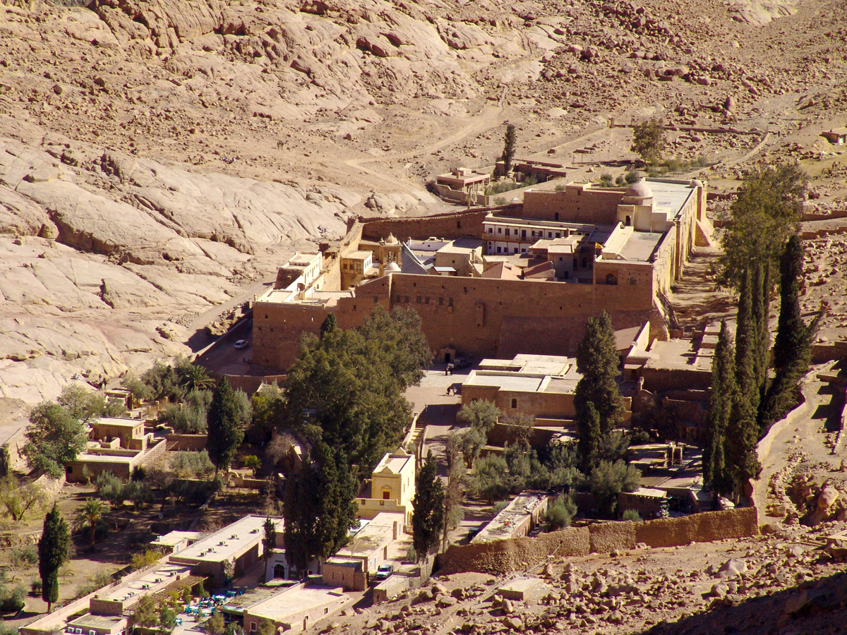 Вид на монастырь St.Catherine. Фотография сделана с одной из станций на маршруте Hatchala meshuleshet на Jabel Safsafa.