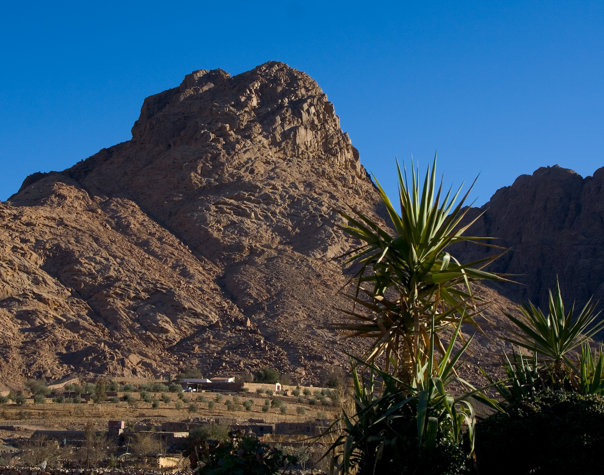 Гора Jabel Fara. Вид из деревни на вершину. Путь спуска проходит прямо на зрителя. В действительности там ничего страшного нет :)