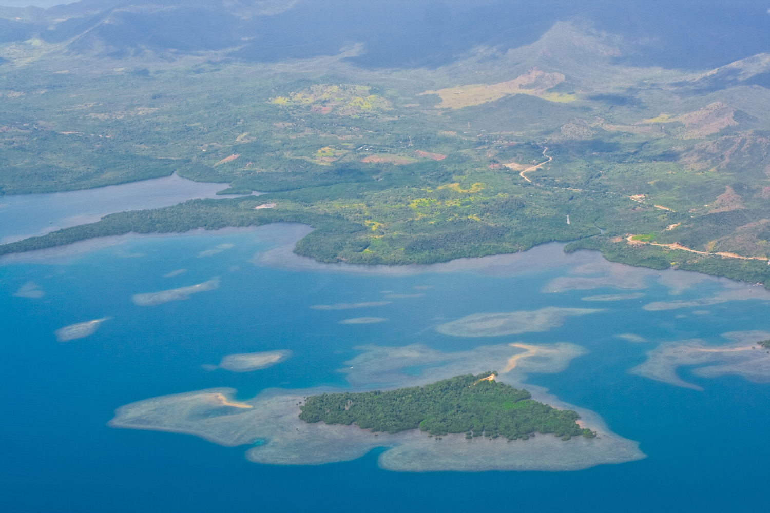 Вид из самолета на окружающие Палаван островки.