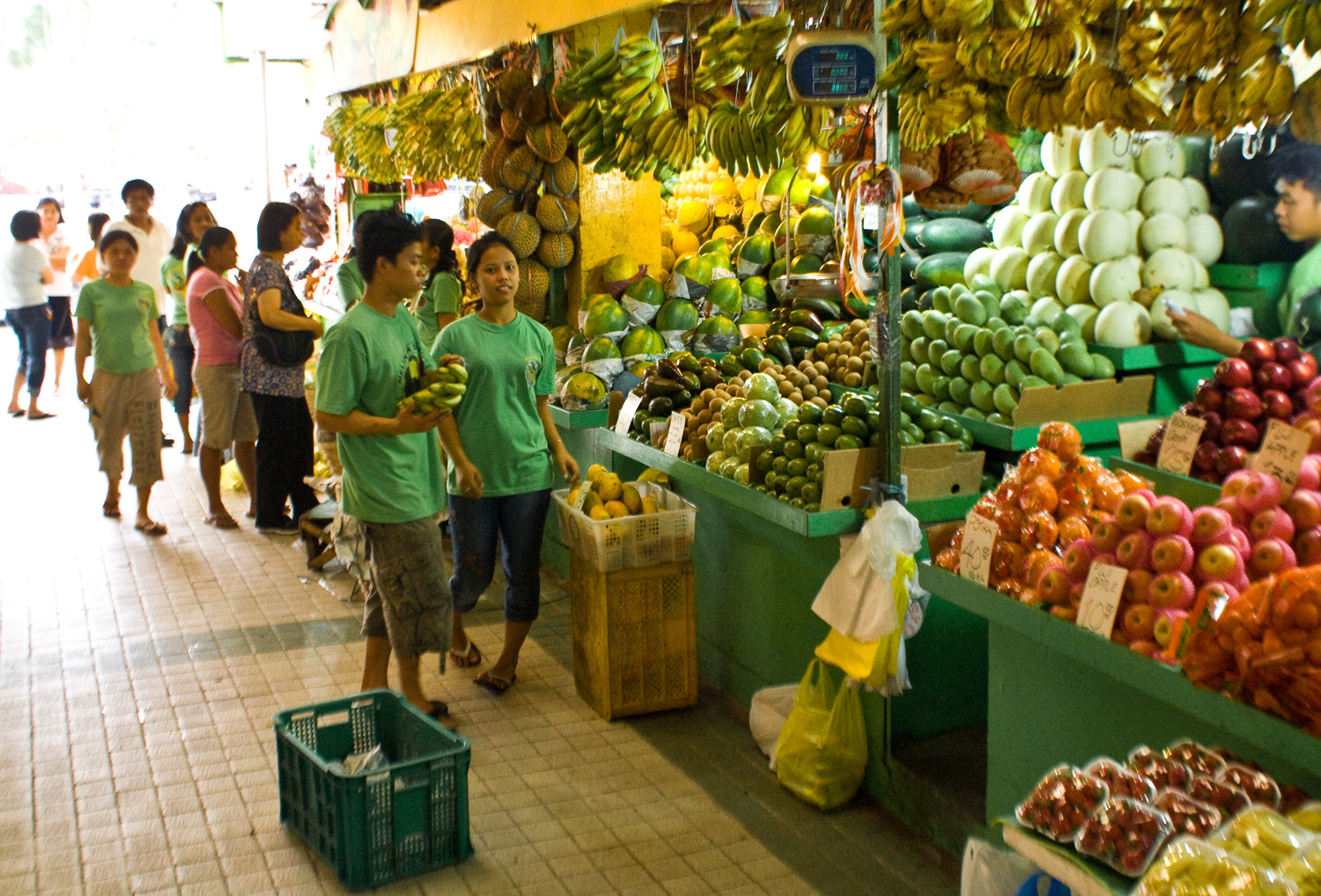 На рынке в Маниле. На заднем плане висит дуриан - страшная гадость.