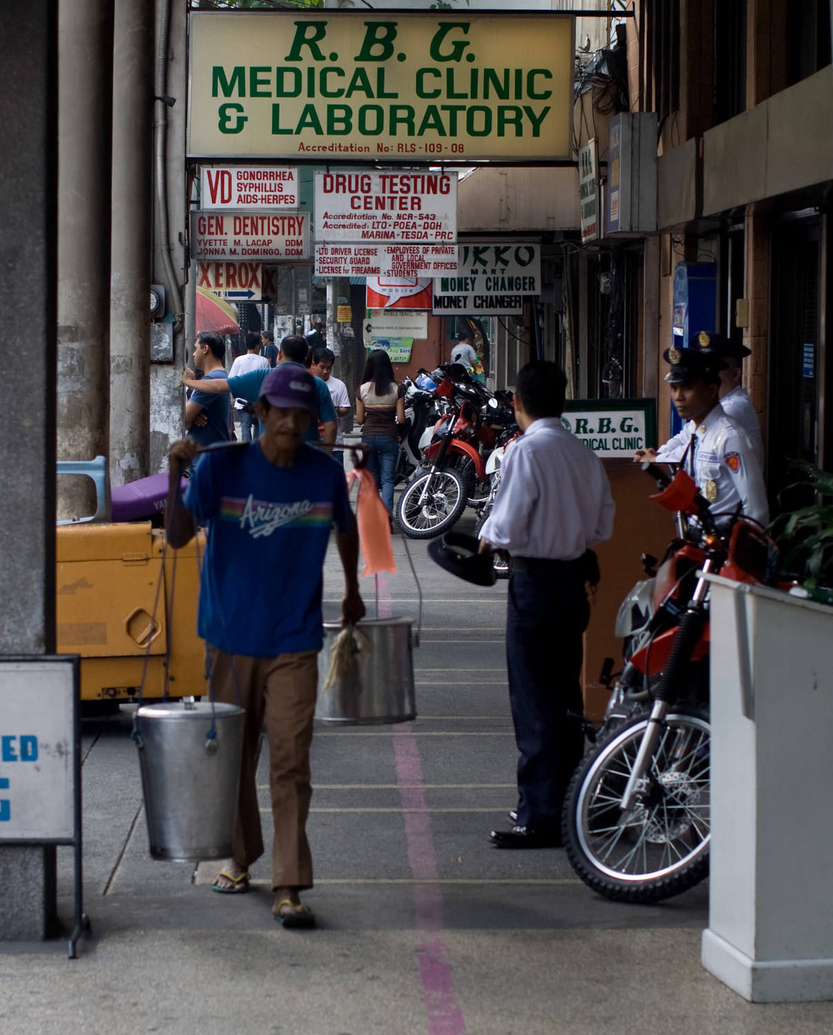 Продавец питьевой воды на улице Манилы.