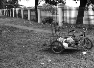 Манила, на улице. Мужик запросто спит на улице, в трехколесном велосипеде в обнимку с трехлетним ребенком.