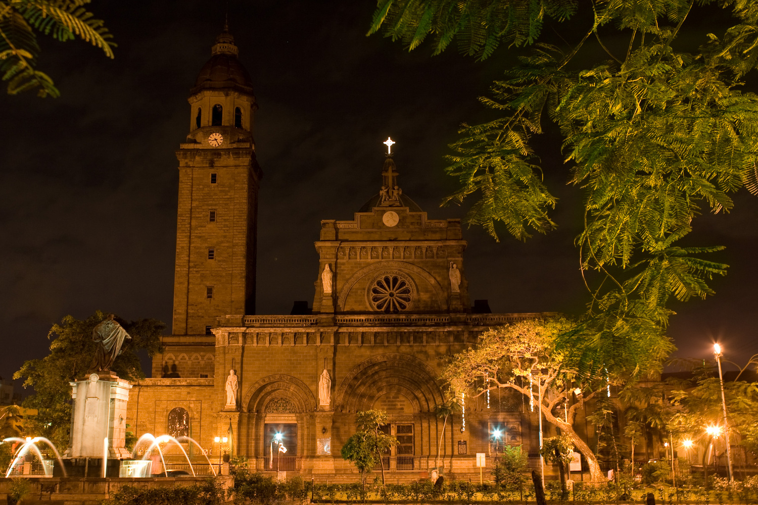 Кафедральный собор в центре Манилы.