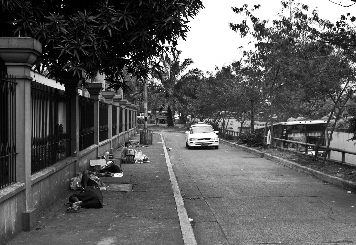 Манила, на улице. Народ спит и живет на этих картонках.