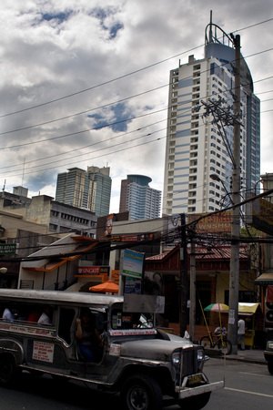 Манила. В этом городе сосуществуют чистые небоскребы и рассыпающиеся халупы в трущобах.