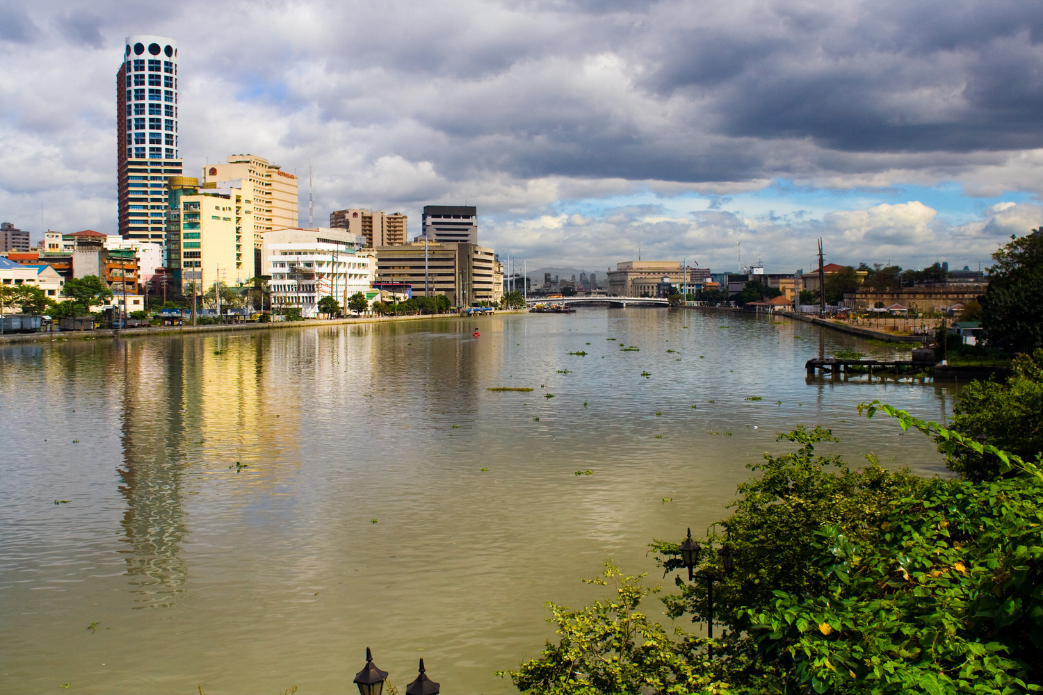 Река Пасиг. Вид на реку из форта Сантьяго, в Маниле.