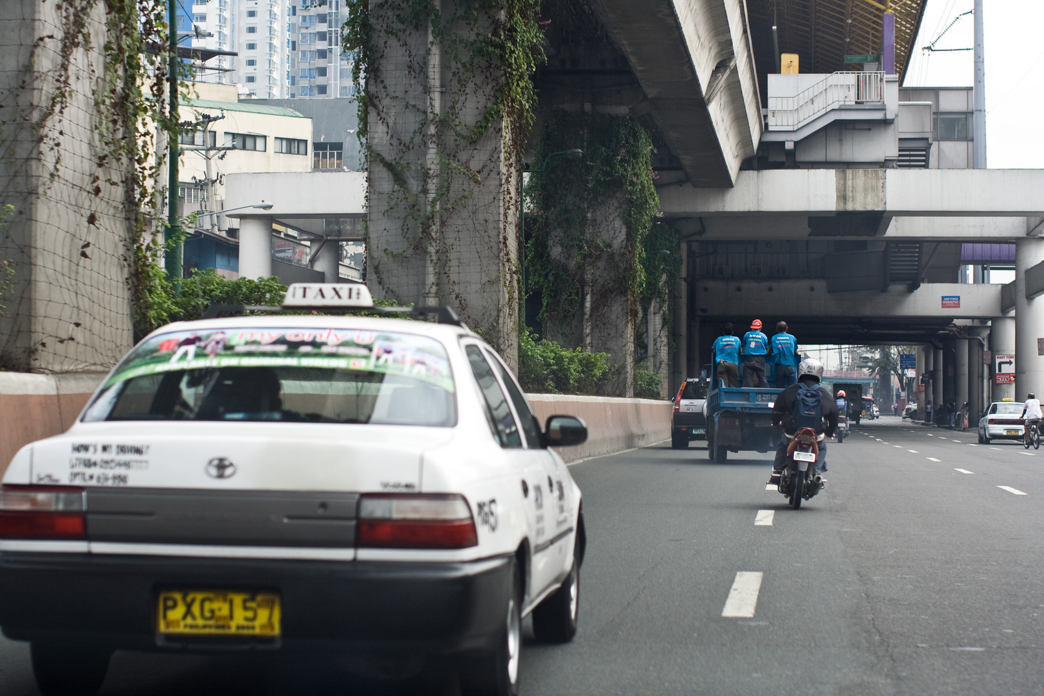 Дорога в Маниле. Сверху слева проходят рельсы надземного метро.
