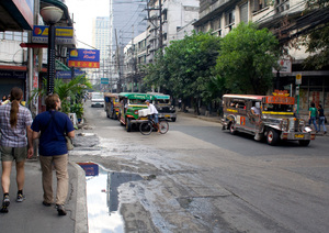 На улице Манилы. Типичная картина, куча джипни, велосипеды, мокро.