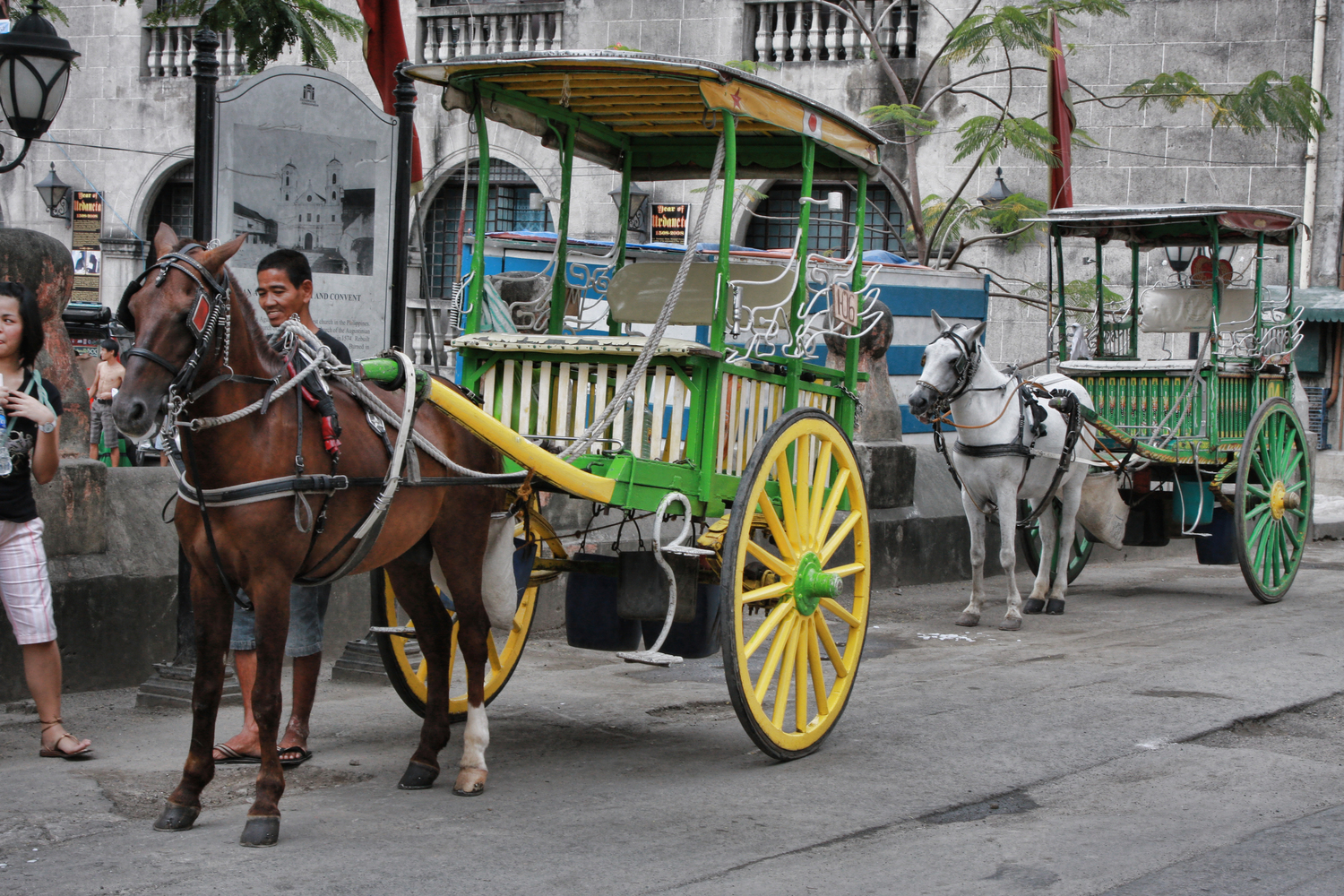 Манила. Конные повозки недалеко от форта Сантьяго, во внутреннем городе.