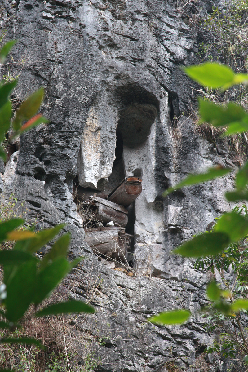 Гробы в пещере.
