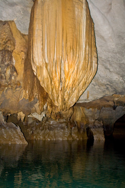 Underground River. Каменная формация, похожая на связку бананов.