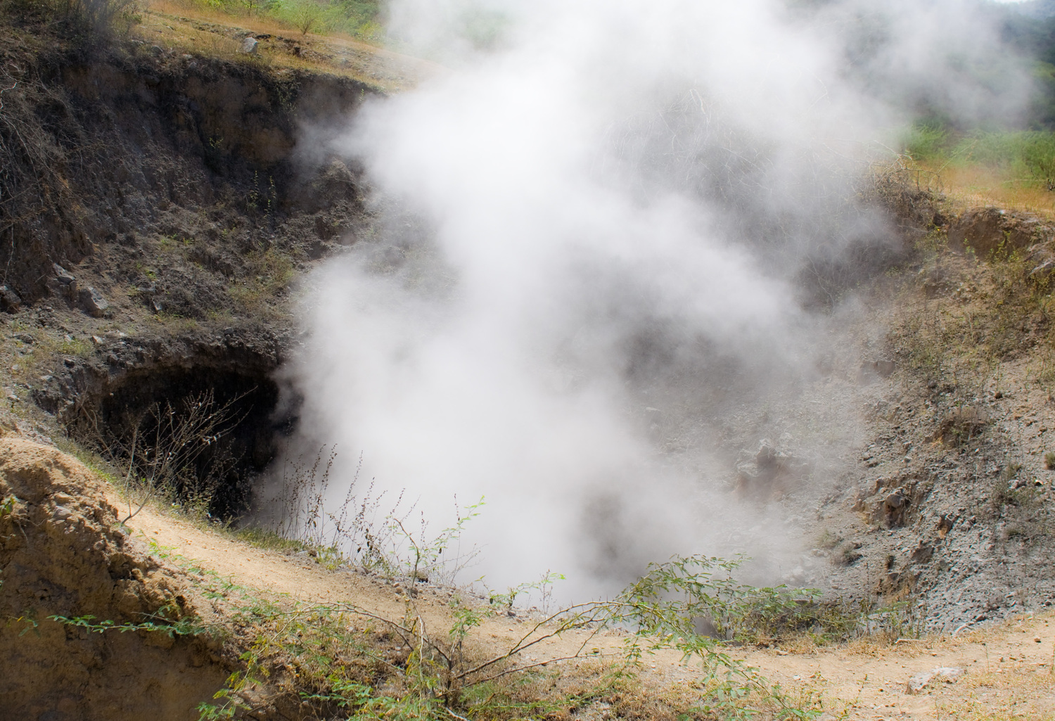 Грязевой гейзер в кратере вулкана Таал. Пар - действительно пар с примесью сероводорода.