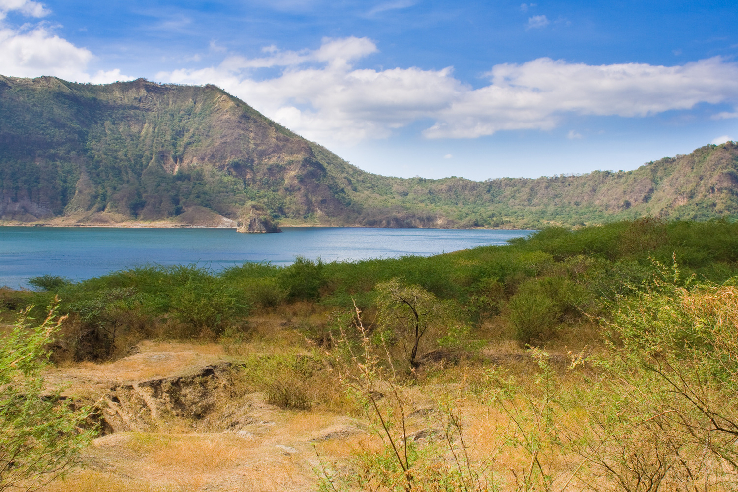 Кратер. Вид на озеро в кратере вулкана Таал со стенки кратера.