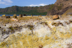 Сера. Кое где в кратере Таала поверхность земли покрыта желтыми кристаллами серы и постоянно видны выходящие наружу дымки.