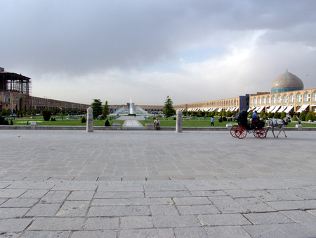 Исфахан, площадь Имама, справа мечеть Шейха Лютфаллы, слева дворец Али Капу.