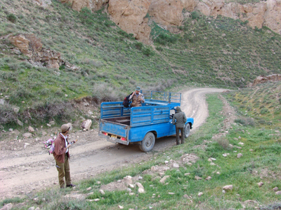 Автомобиль Saipa, один из самых распространенных видов транспорта в деревнях.