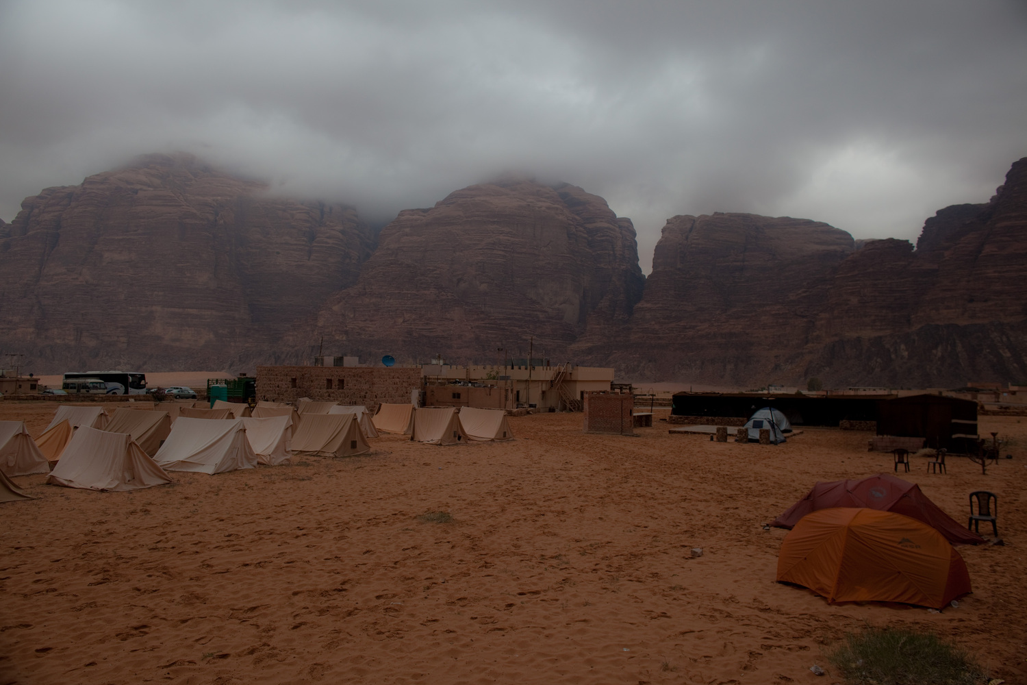Иордания, кемпинг в Rum Village в пустыне Wadi Rum. Наши палатки - справа на переднем плане, слева и подальше - стационарные палатки, принадлежащие кемпингу.
