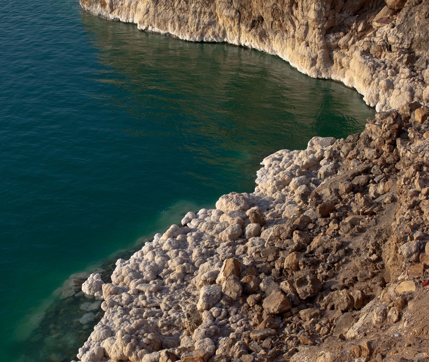 Берег Мертвого моря, покрытый солью.