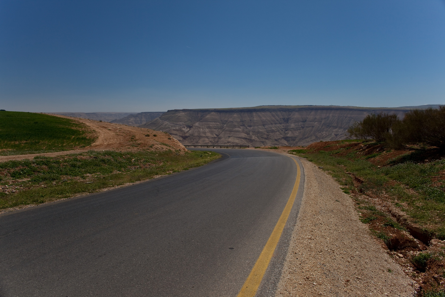 Иордания. Kings Highway.. Вид с дороги на начало спуска в Wadi al Mujib.