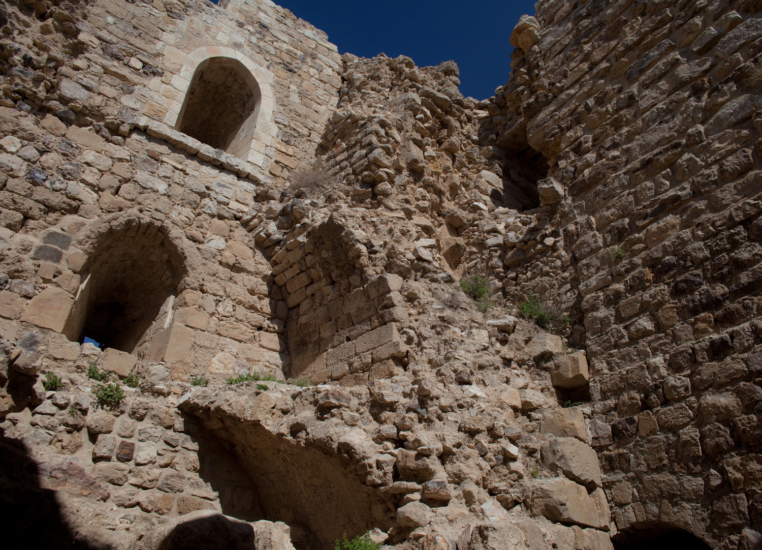 Остатки внутренних помещений замка аль-Карак.