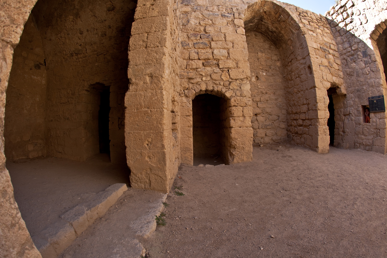 Подземные помещения замка аль-Карак. Крыша провалилась, стенки подровняли и отреставрировали.