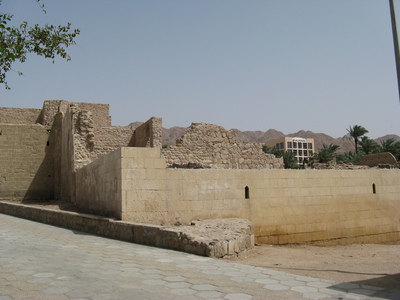 Остатки крепости на берегу моря в Акабе.