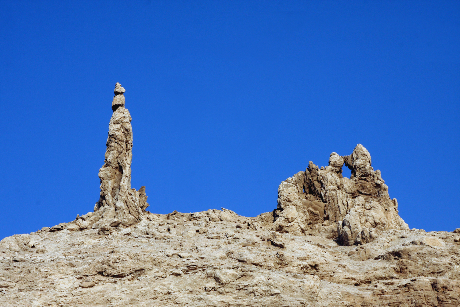 Соляной столп, в который превратилась жена Лота. Торчит над Мертвым морем, прямо над дорогой. Хорошо виден и довольно приметен.