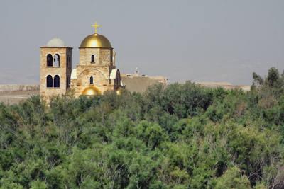 Лес на берегу реки Иордан. В лесу торчат самые разнообразные церкви и храмы. Этот - православный, греческий.