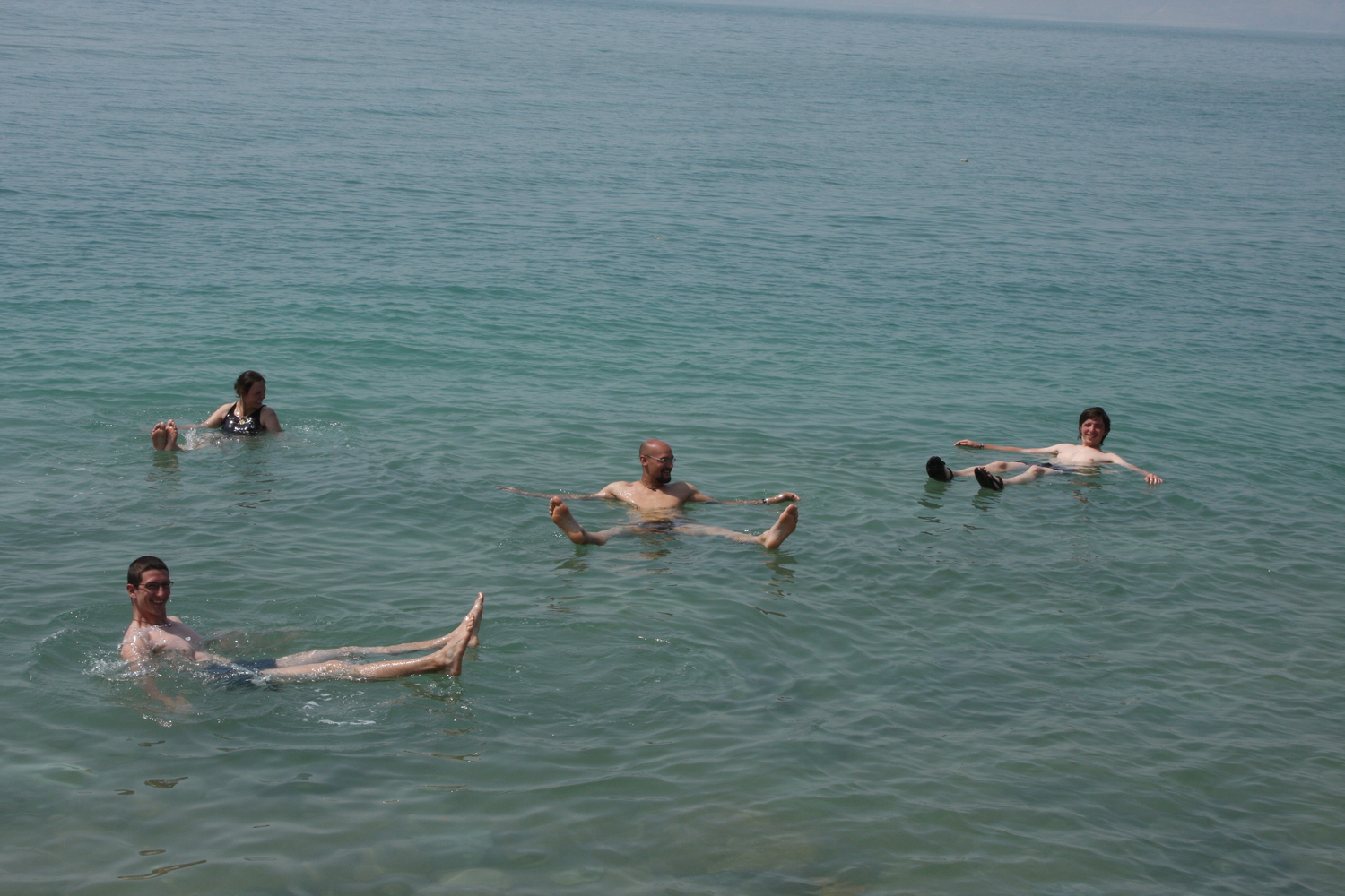 cAAs не тонет в Мертвом море :).