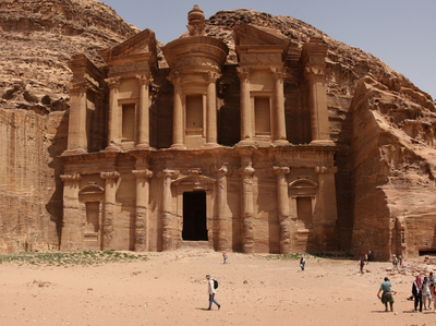 Ад-Деир или просто монастырь. Очень крупная постройка, расположенная несколько в стороне от остальных достопримечательностей Иордании.