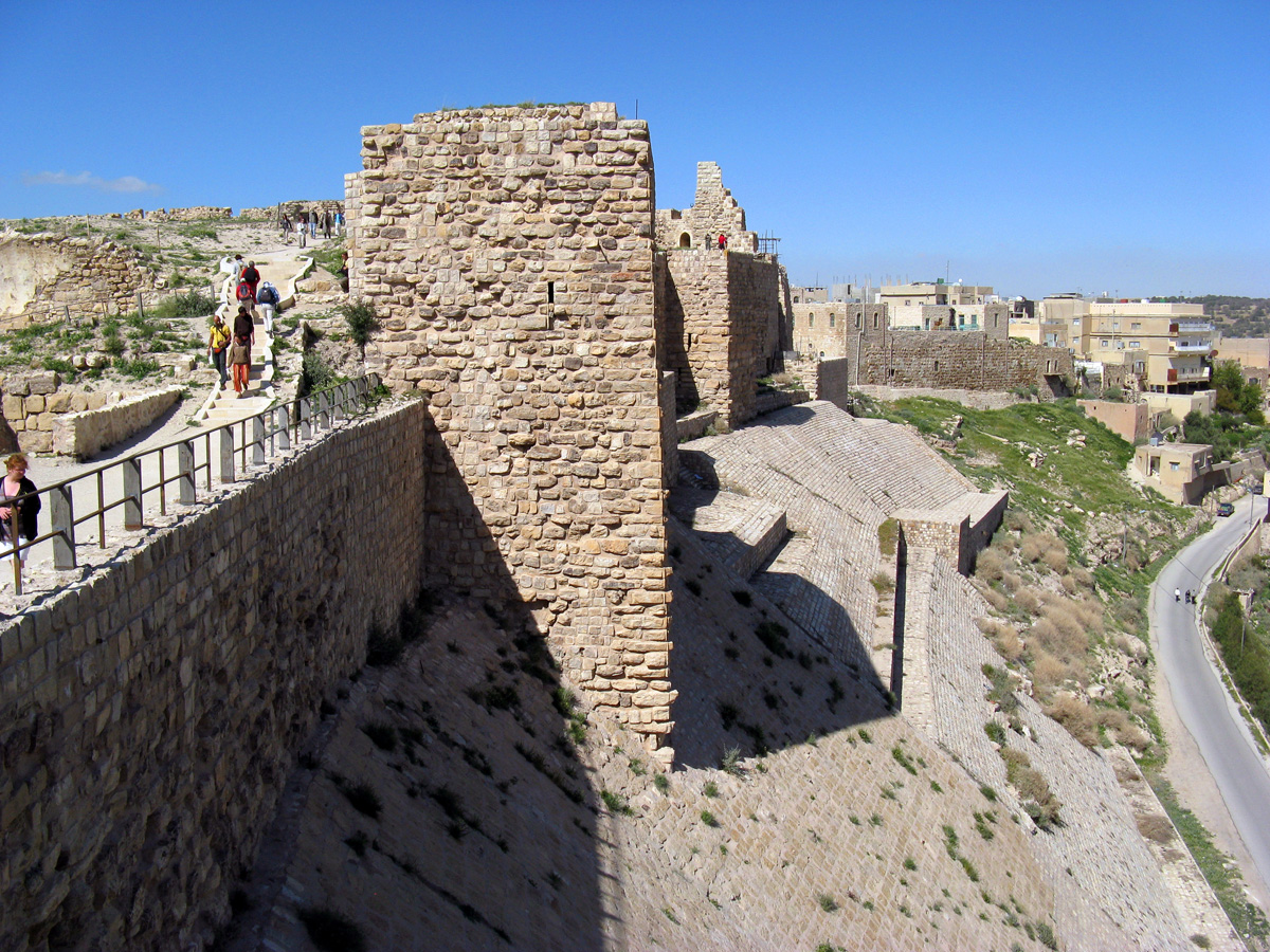 Крапостная стена замка Al Karak.