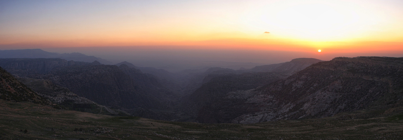 Вид на долину реки Дана (Dana) в Иордании на закате.