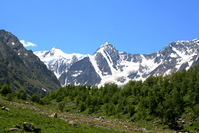 Гора Цаннер. Вид из долины реки Башильауз-Су. Левее и дальше - гора Ортокара, справа за кадром торчит громадина горы Тихтенген.