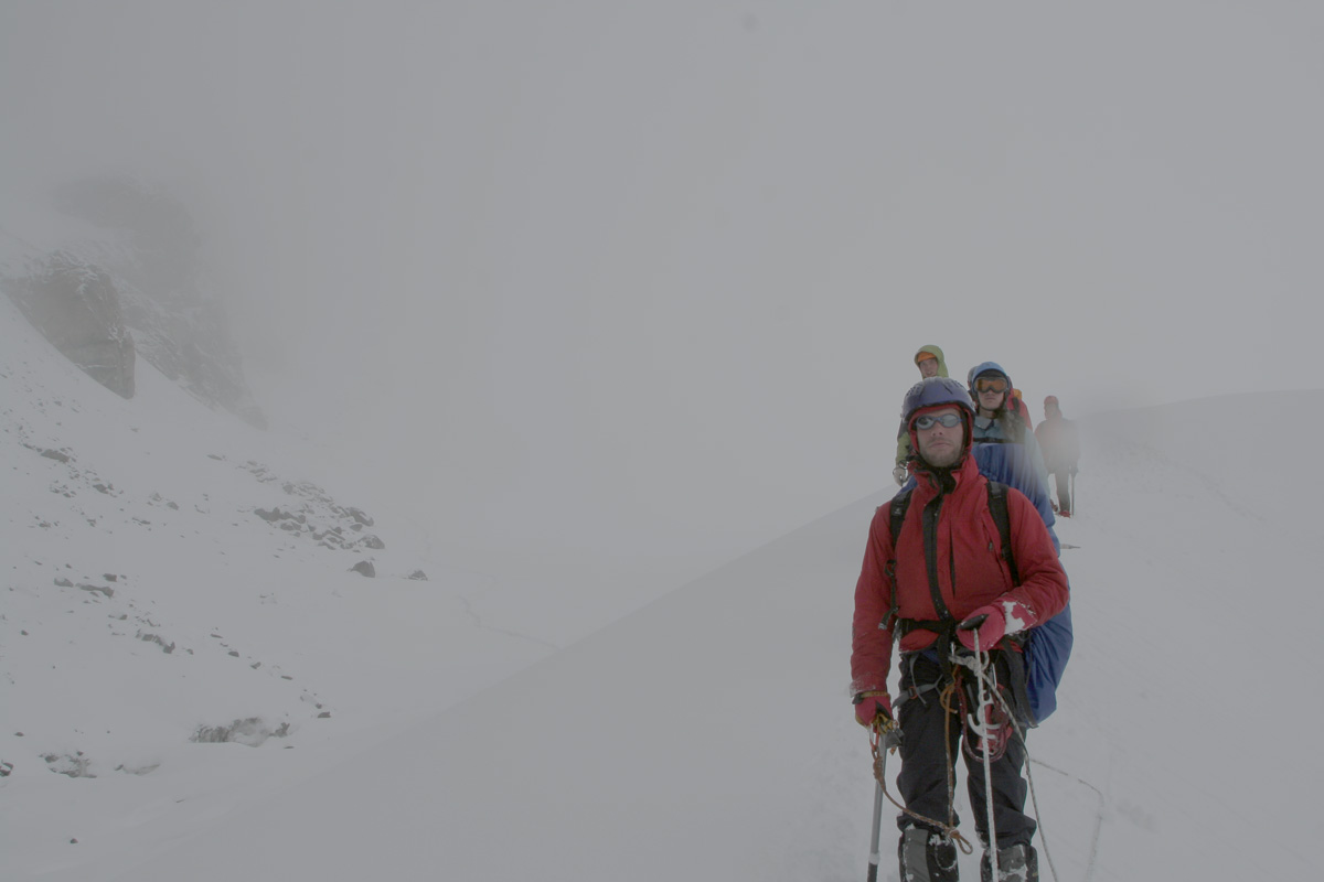 Спускаемся с перевала Донкина. Где-то в ледопаде, на Кичкидарском леднике. Ветрила, снежина, гроза.