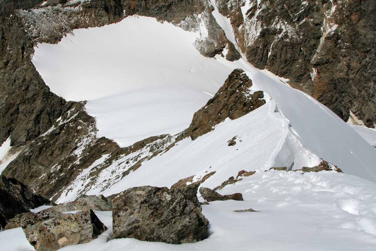 Перевал Гумачи. Вид с вершины Гумачи. Хорошо просматривается снежный нож и седловина перевала.