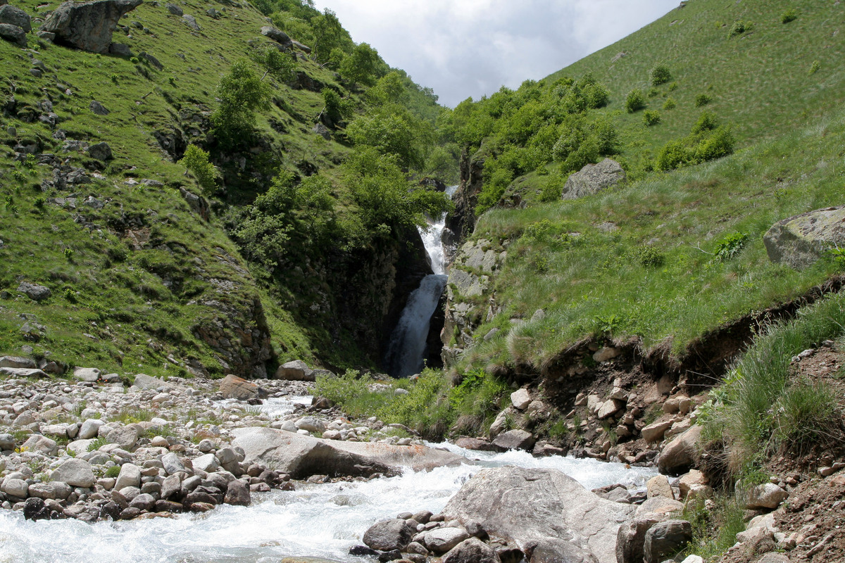 В долине реки Укю. Неред этим водопадом мы форсировали р. Думала.