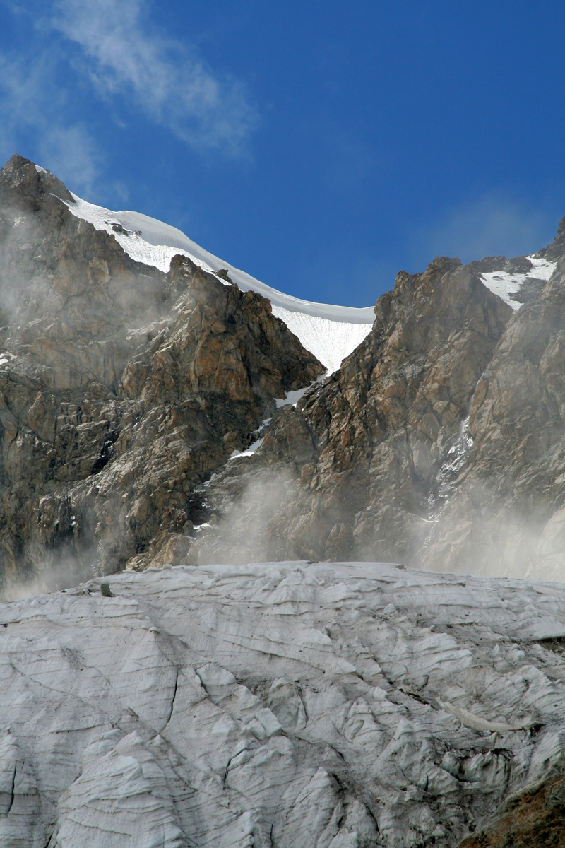 Скальный пояс перевала Спортивной Дружбы. Вид с верхней части ледопада, ограничивающего верхний цирк.