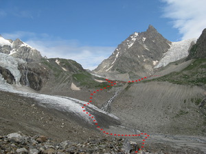 Вид на ледник Тихтинген (слева). Справа вверху - ледник Южный Чат и пик Бодорку.