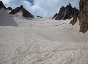 Путь спуска с седловины перевала Грановского. Вид с тела ледника Адыр-Су.