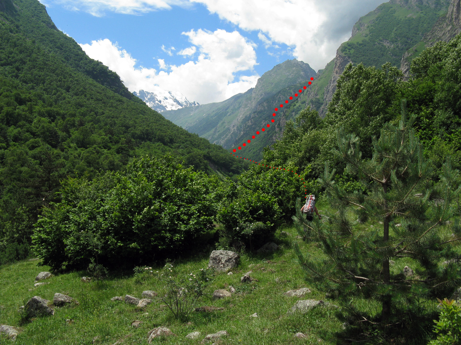 Вид из долины Черека Балкарского. Отмечен путь подъема в долину реки Тютюн.