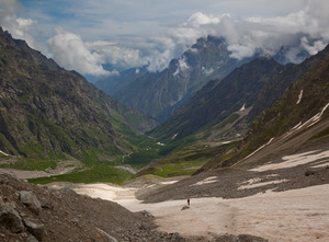 Вид на долину Тютюн-Су со снежников од перевалом Туристов Грузии.