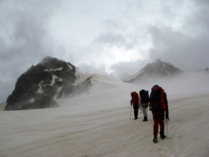 Вид на седловину перевала Скалистый с перевала Туристов Грузии.