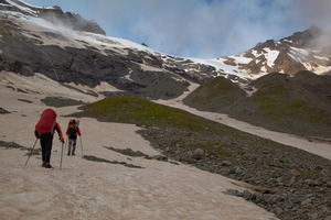 Под перевалом Туристов Грузии. Седловина перевала хорошо просматривается. Скальные выходы обошли справа по ходу, по снегу.
