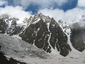 Перевалы Тютюн (слева) и МГУ (справа). Вершина Тютюн-Тау скрыта облаками (справа).