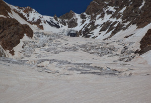 Вторая ступень ледопада ледника Крумкол. Хорошо просматривается проход, влево на снежную подушку, а затем резко направо.