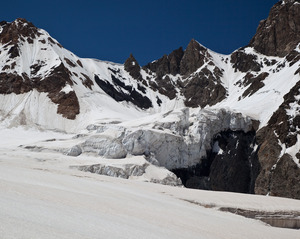 Третья ступень ледопада ледника Крумкол. Хорошо виден путь обхода ступени слева по ходу.
